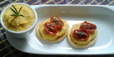 Schiacciate croccanti Olivia&Marino con crema di ceci e pomodorini confit