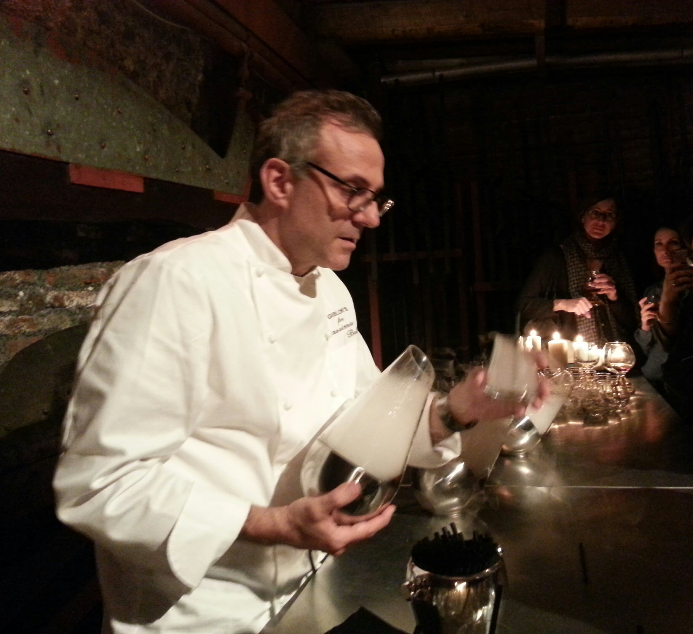 Massimo Bottura crea e distribuisce nuvole di rum Zacapa e fa sognare... 