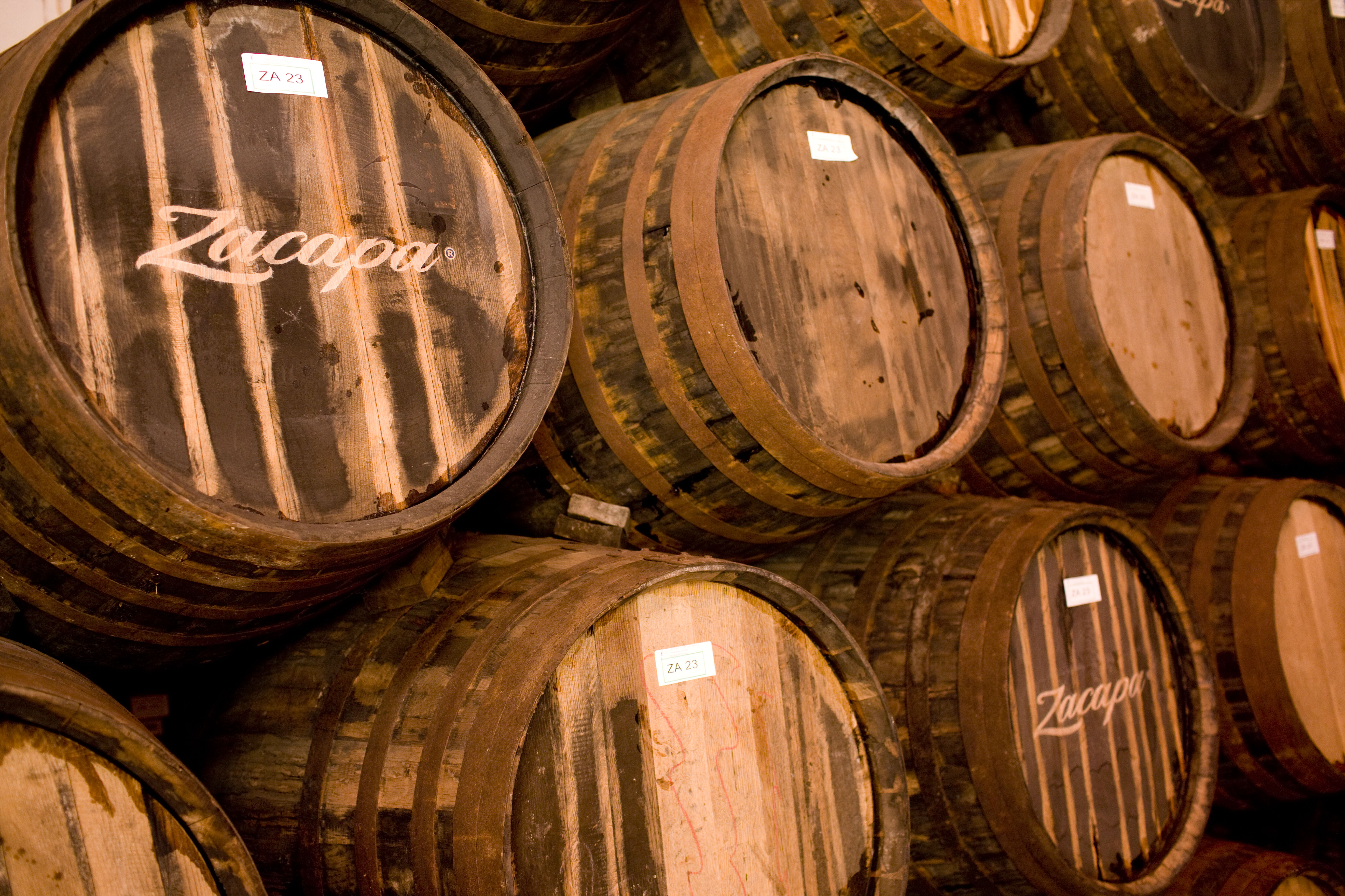 Le botti di rovere in cui invecchia il rum, hanno precedentemente ospitato robusti bourbon, delicati sherry, raffinati vini Pedro Ximénez e, nel caso di XO, pregiati cognac francesi.