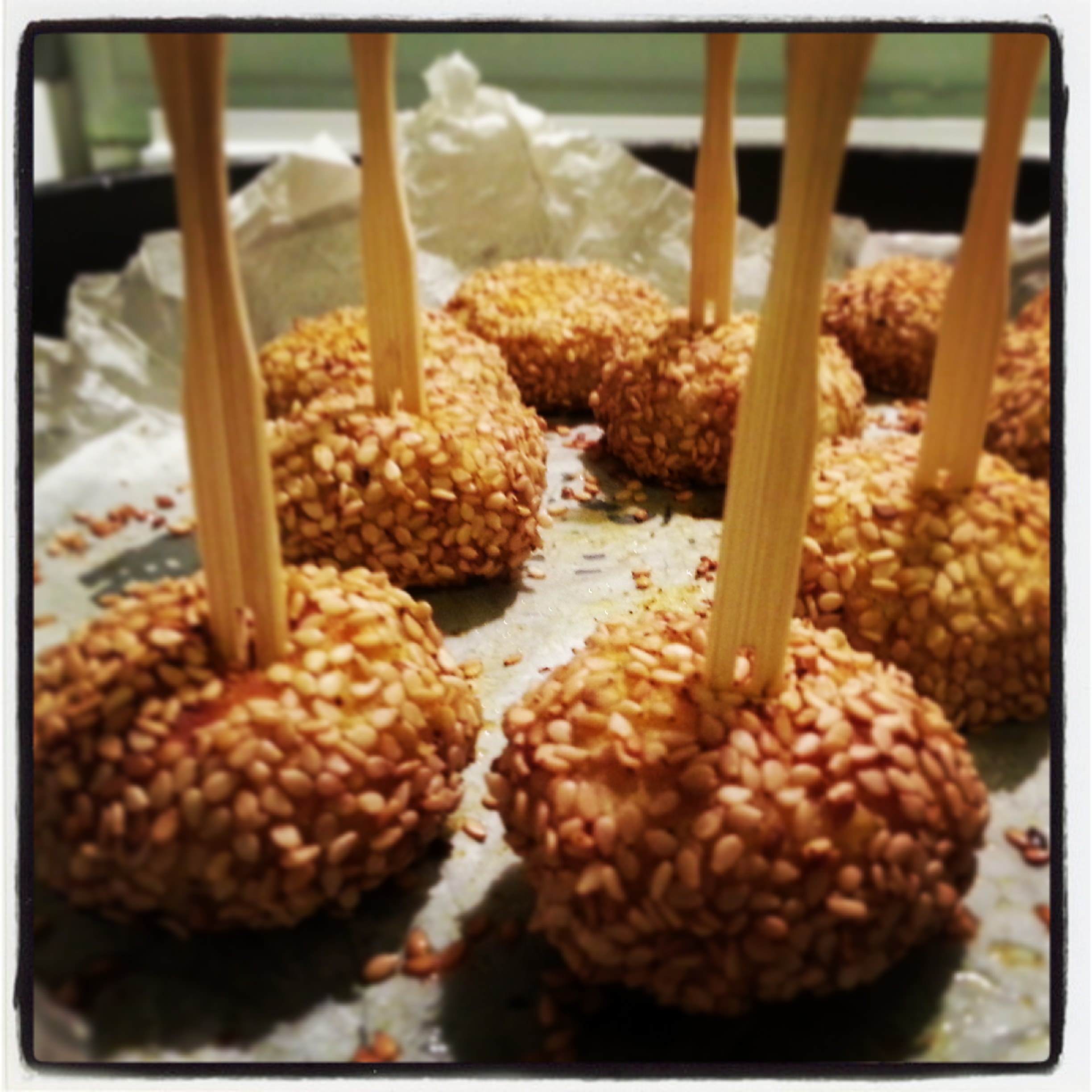 polpettine di pesce fingerfood ricoperte di sesamo