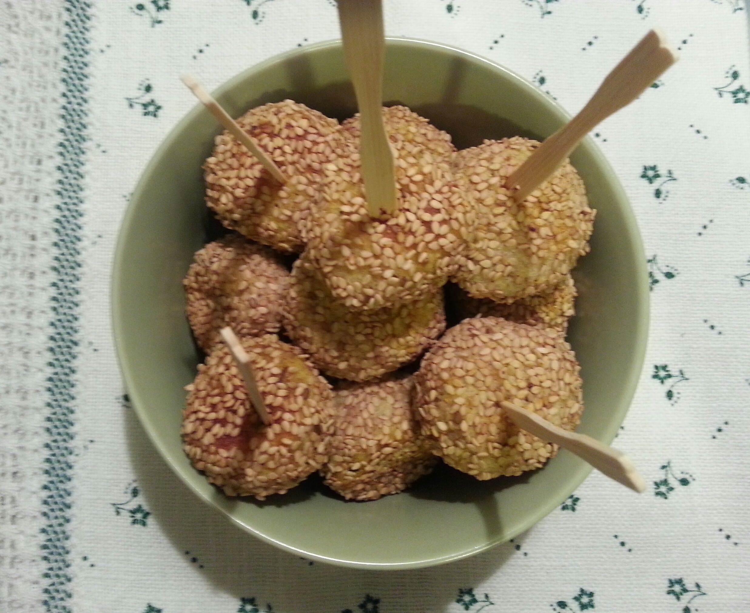 Polpettine di pesce fingerfood ricoperte di sesamo