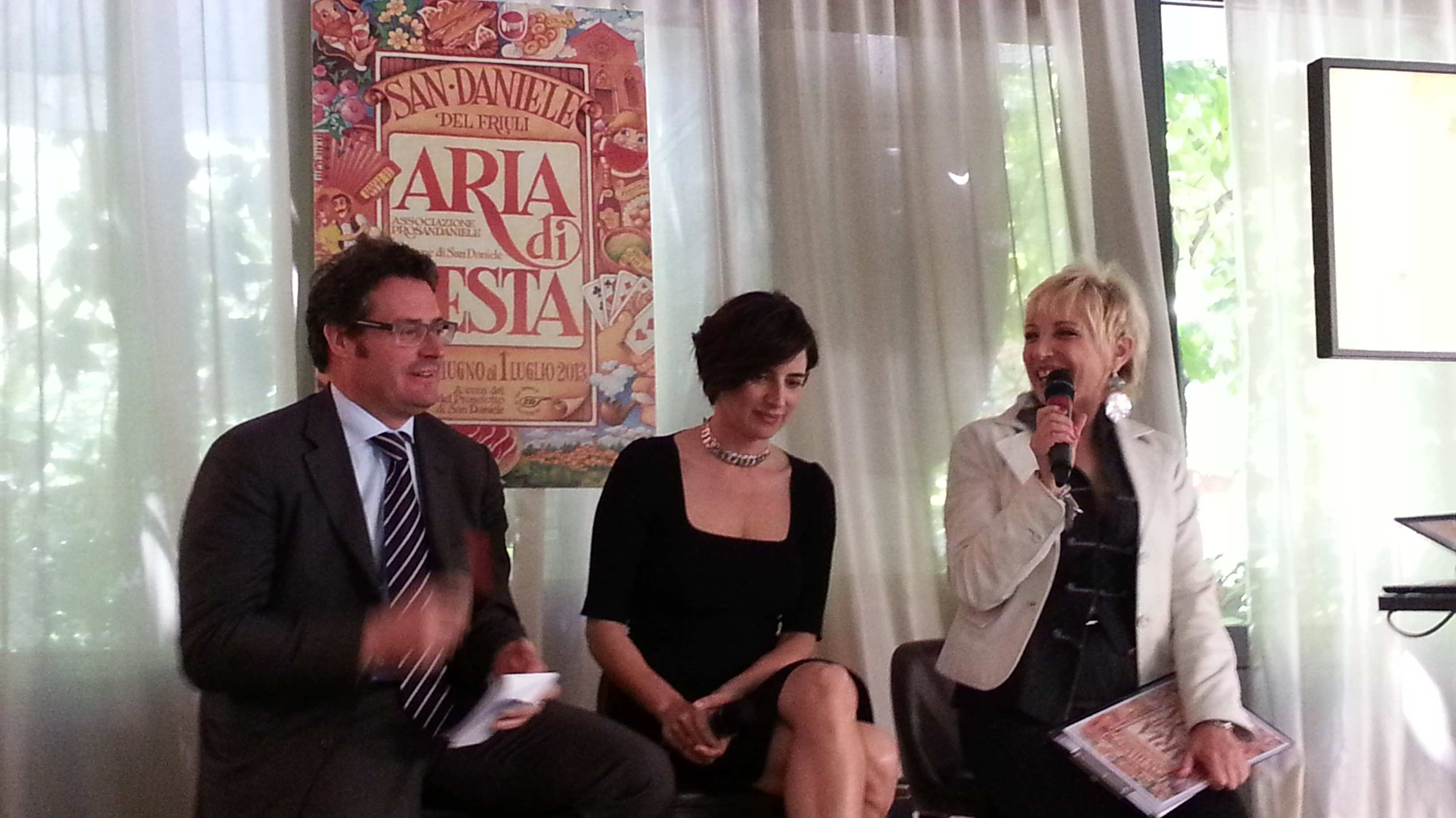 Da sx: il direttore del Consorzio del prosciutto di San Daniele, Mario Emilio Cichetti, Luisa Ranieri e Anita Lissona, ufficio stampa Aria di Festa)