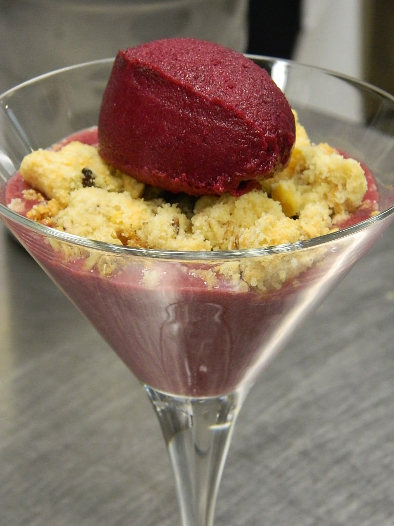 Il dessert banana e uva fragola