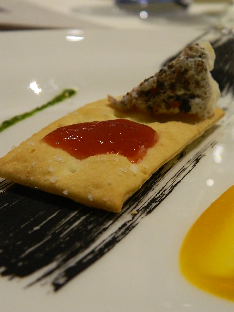 Antipasto a base di cracker di miglio con caprino e mostarda di Molinara