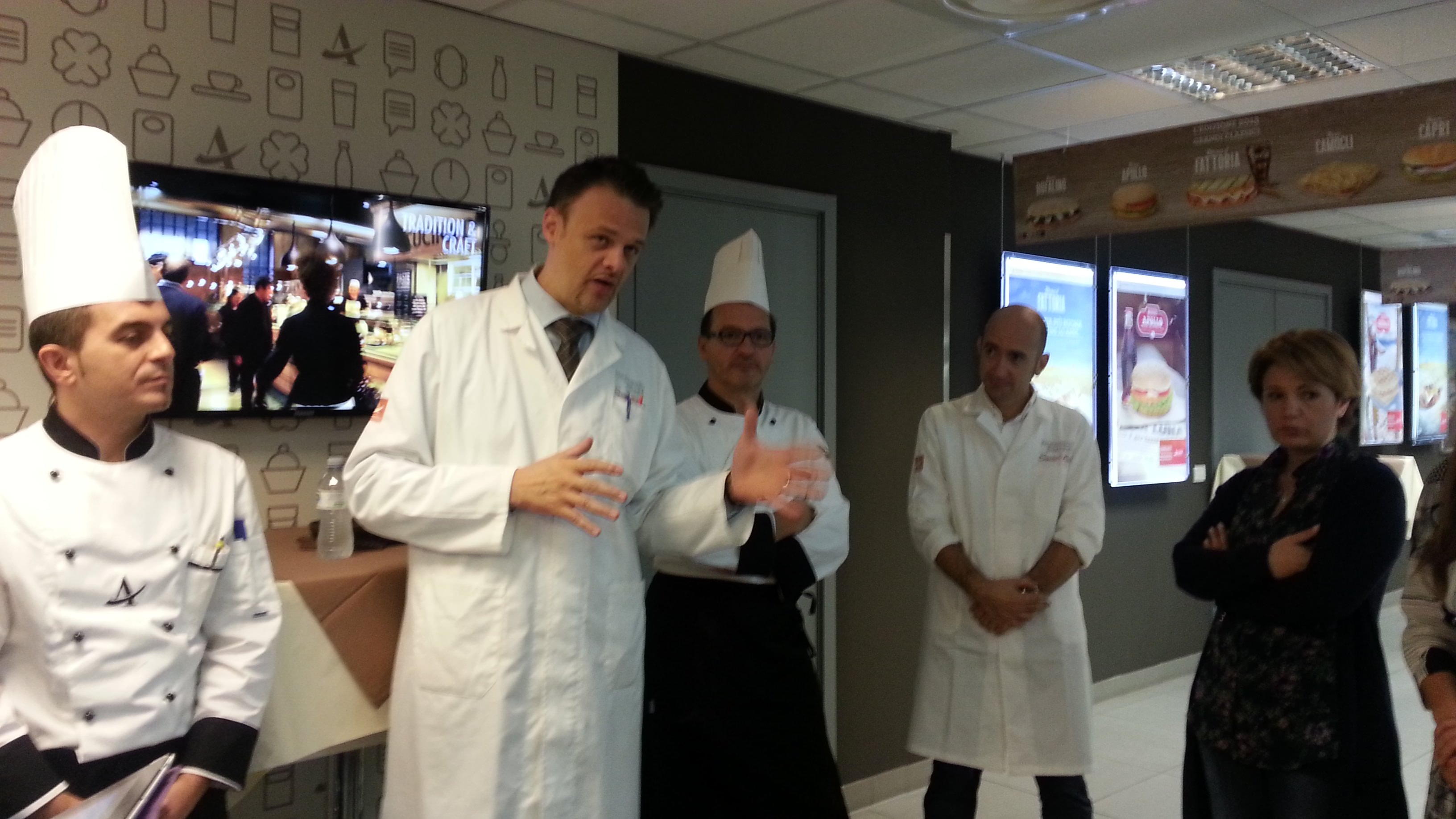 Una parte del team di chef ed esperti F&B di Autogrill nello Spazio Fucina