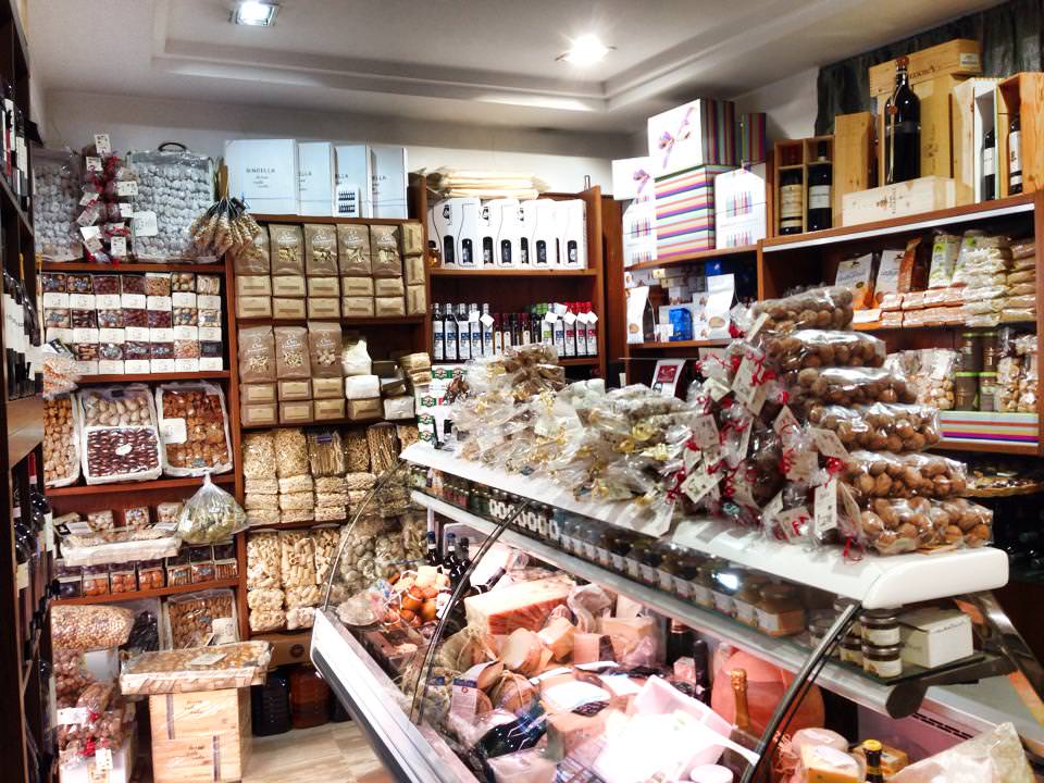 L'interno della bottega Caseari Cautero