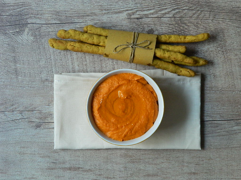 Grissini e hummus ai peperoni