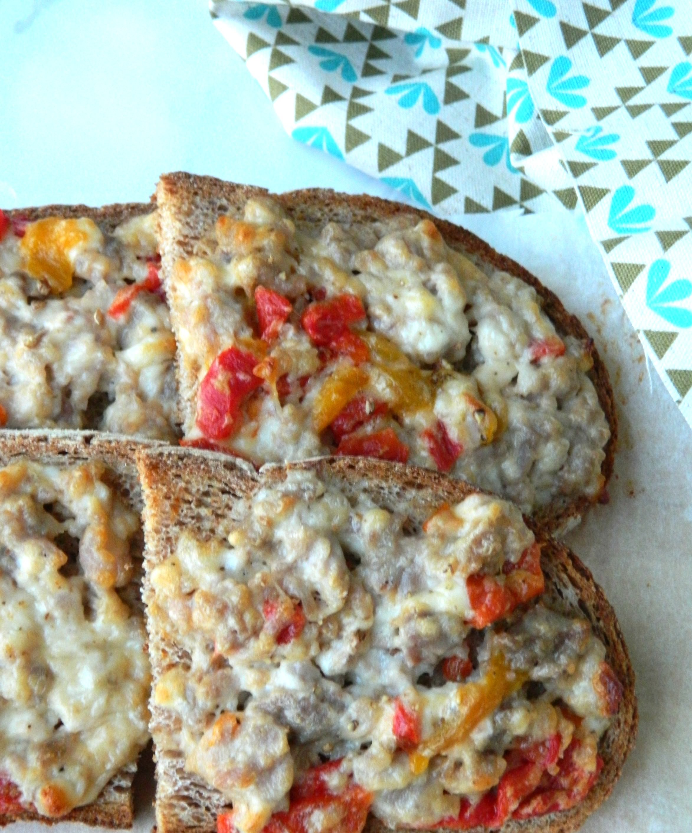 La bruschetta con salsiccia, peperoni e stracchino