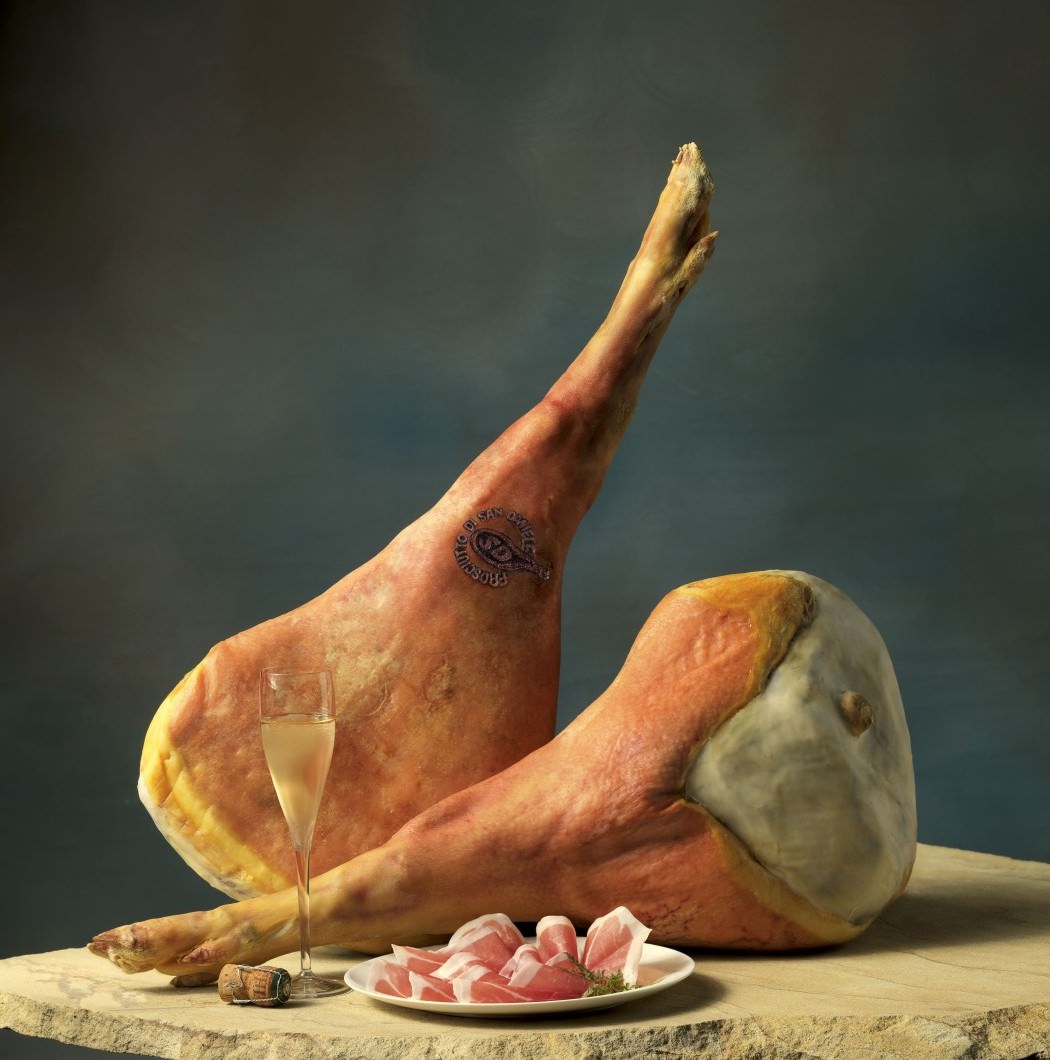 Consorzio_Prosciutto-di-SanDaniele_interi con piatto_07