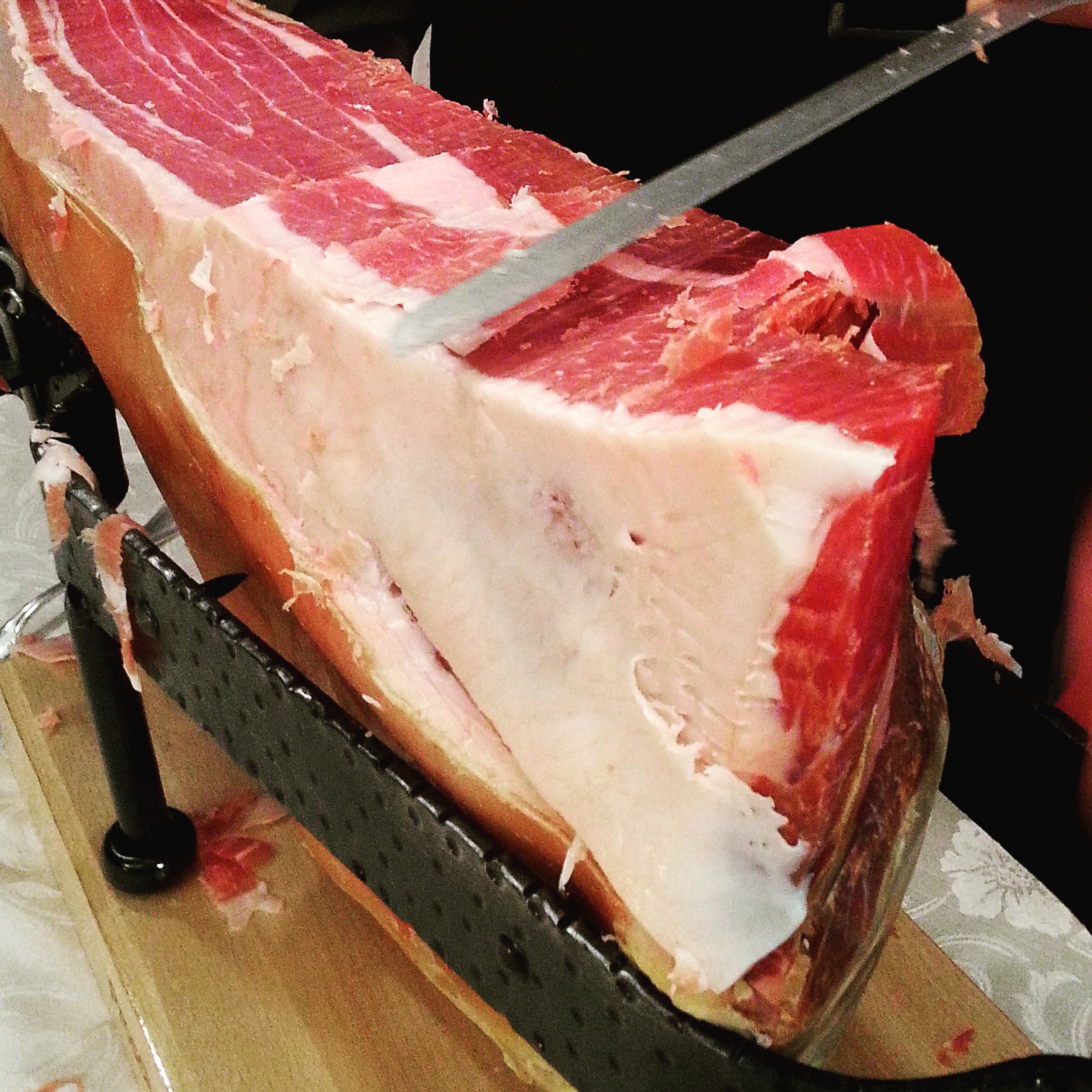 Il taglio al coltello del prosciutto crudo San Daniele