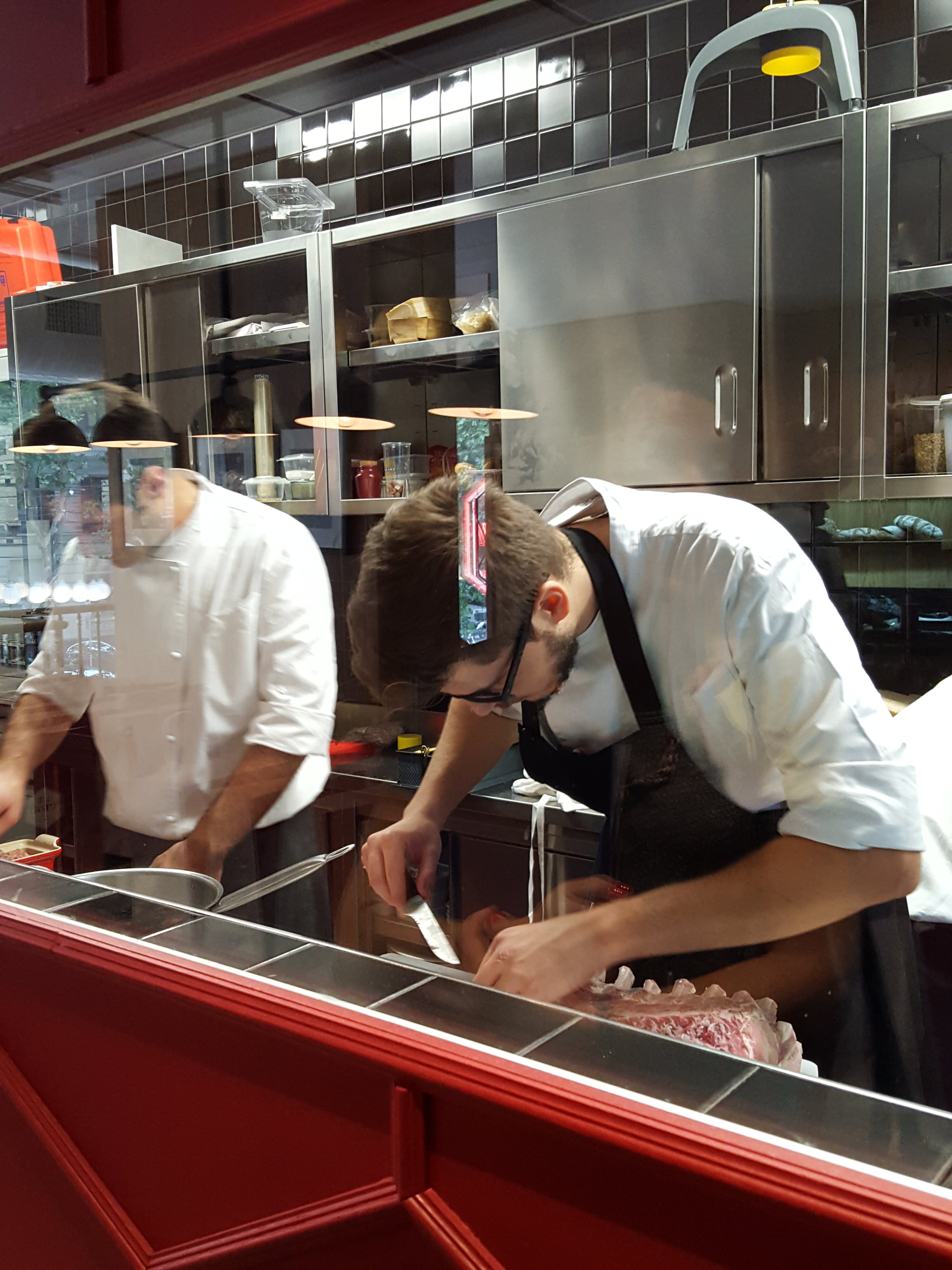 La cucina a vista al primo piano della brasserie