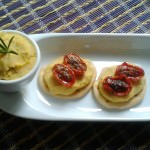 Schiacciate croccanti Olivia&Marino con crema di ceci e pomodorini confit