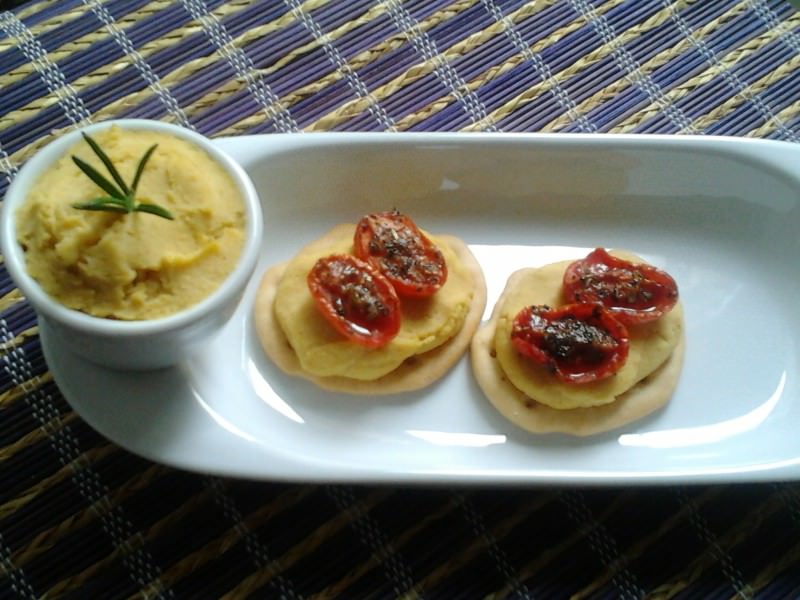 Schiacciate croccanti Olivia&Marino con crema di ceci e pomodorini confit